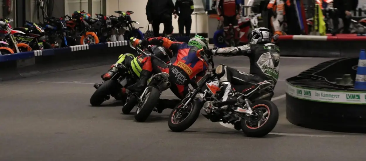 Mehrere Pitbikes mit Fahrern beim Abendtraining